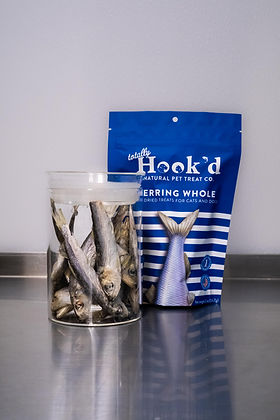 Totally Hook'd Freeze-Dried Herring Treats for Dogs & Cats